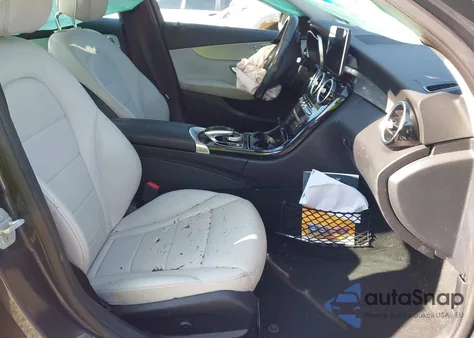 2016 Mercedes-Benz C 300 4Matic z USA, uszkodzony, nr VIN 55SWF4KB4GU105035